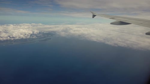 Vue depuis la fenêtre d'un avion sur l'océan