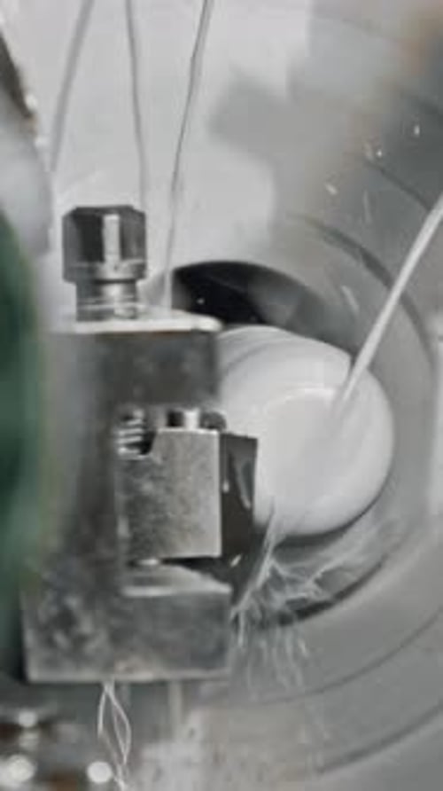 Torneado de tornos de metalurgia con precisión y rociado de refrigerante