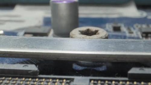 placa base de PC, microprocesador sucio, enchufe de CPU, puntos de contacto de cerca a amplio