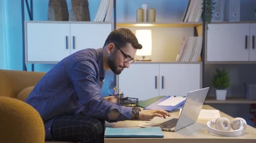 Un jeune entrepreneur heureux travaille.