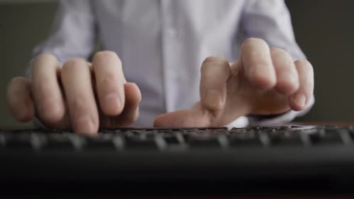 Escribe en el teclado funciona en un ordenador o portátil Los dedos en las teclas funcionan en la oficina o