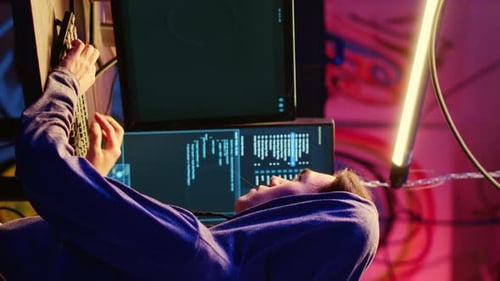 Vertikaler Video-Hacker konzentriert sich auf das Knacken von Geräten