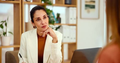 Entretien d'embauche, notes et femme d'affaires avec un candidat en poste pour une réunion de recrutement