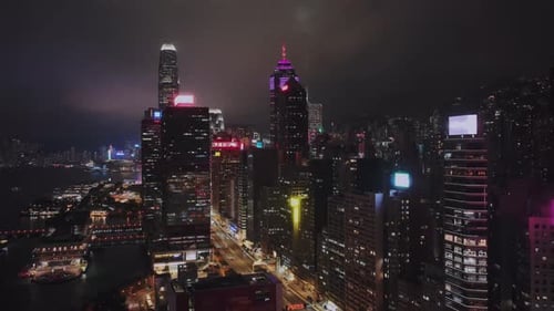 Nachtautobahn und helle Gebäude von Hongkong