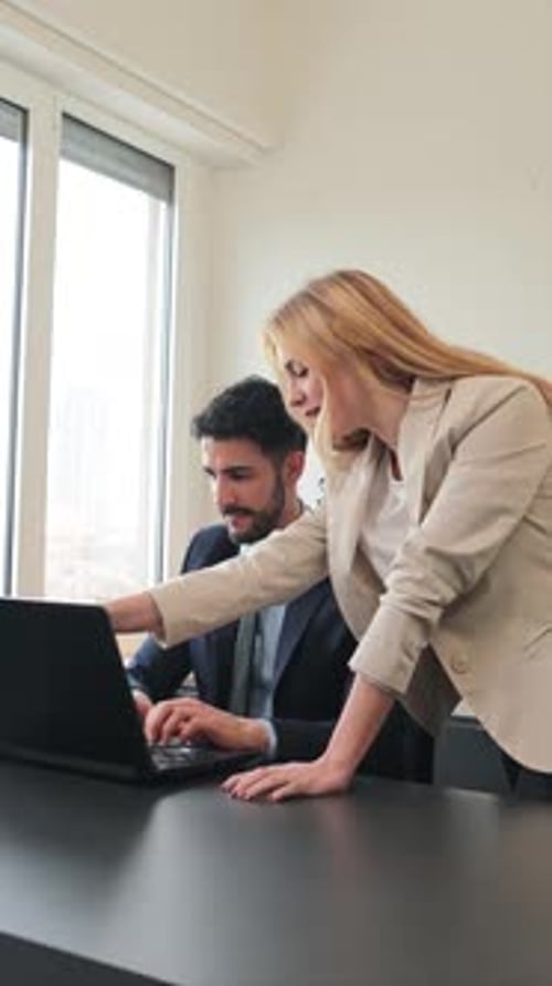 Vertical Une femme d'affaires et un homme d'affaires travaillant ensemble avec un ordinateur portable sur un projet professionnel 2