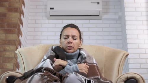 Femme tremblante dans une couverture en laine