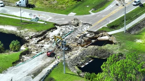 Luftbild des Wiederaufbaus einer beschädigten Straßenbrücke, die nach dem Waschen des Hochwassers durch einen Fluss zerstört wurde