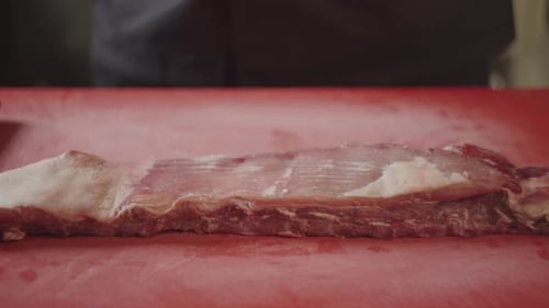 Gros plan au Ralenti de côtes de porc tombant sur la table