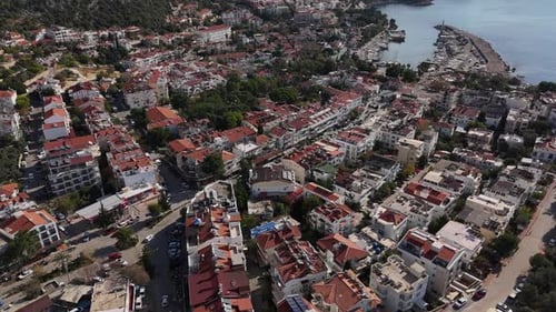 Luftaufnahme einer Stadt in der Nähe eines Hafens mit Booten, Kas, Türkei