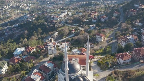 Luftbild einer riesigen Moschee in der Dorflandschaft
