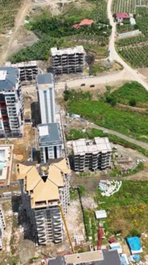 Vídeo vertical a vista de pájaro de la obra que presenta futuras residencias