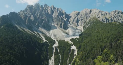 Vista aérea de Croda dei Baranci en la cordillera de los Dolomitas, Tirol del Sur, Italia.