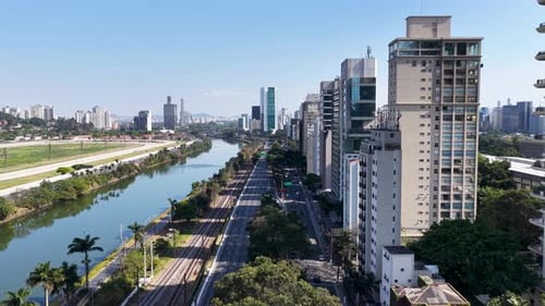 Rodovia icônica no centro de São Paulo, Brasil.