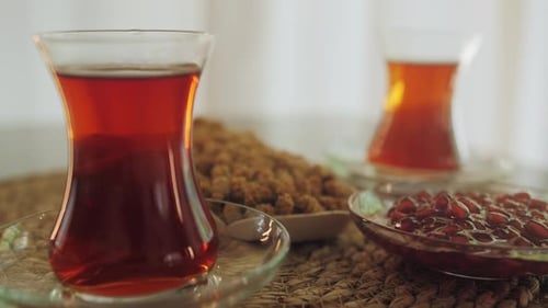 Slow MotionIt füllt türkischen Tee in ein speziell für die Türken entwickeltes Glas