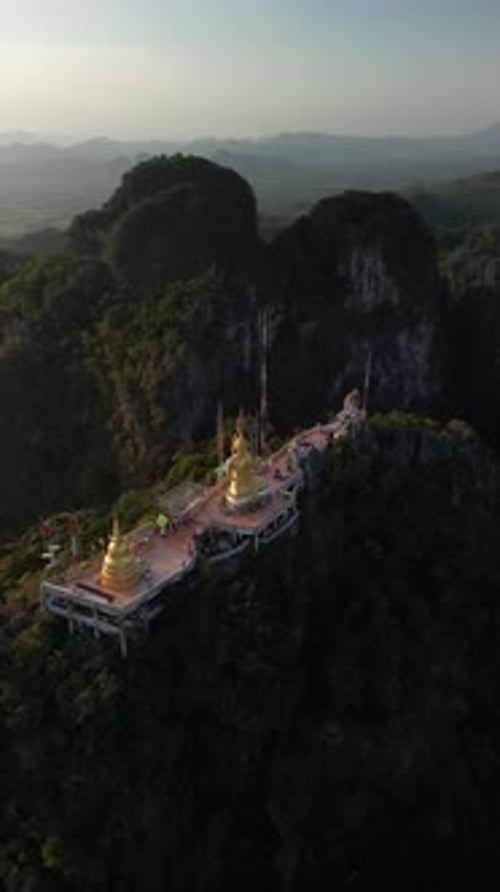 Vidéo par drone du magnifique temple rupestre du Tigre au sommet de la montagne