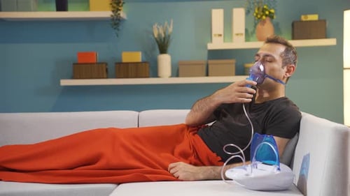 Homme dormant avec un respirateur.