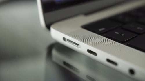 Pessoa usando o carregador de laptop