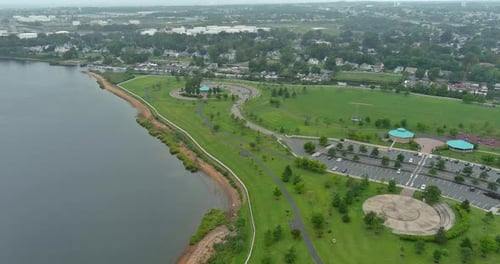 Der malerische Waterfront Park bietet üppiges Grün und einen gewundenen Pfad entlang der Flussküste