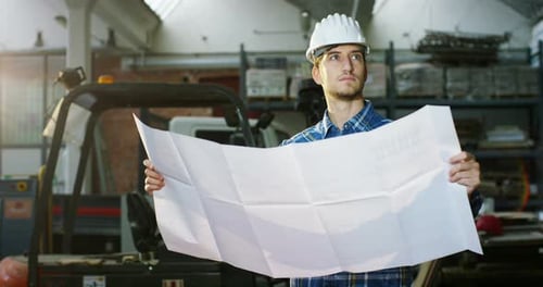 Auf einer Baustelle kontrolliert ein Arbeiter oder ein Ingenieur oder Architekt den Entwurf und die Konstruktion