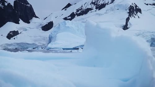 Große blaue Eisberg-Eisformation in der Antarktis, im Meer schwimmendes antarktisches Eis, Nahaufnahme, antarktischer Penis