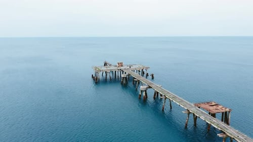 Zerstörter Steg im ruhigen Ozean