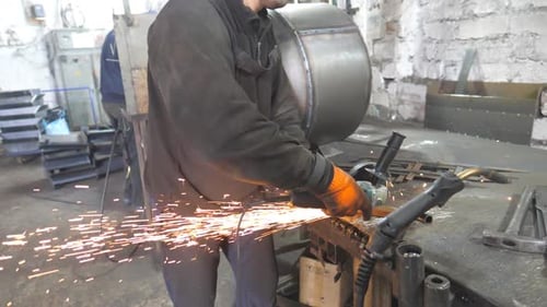 Unbekannter Mann benutzt eine Sägeschneidmaschine, um Metallrohre zu schneiden. Handwerker mit Kreissägen