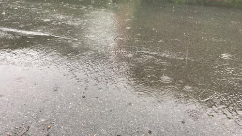 Wasser tropft auf die Straße.