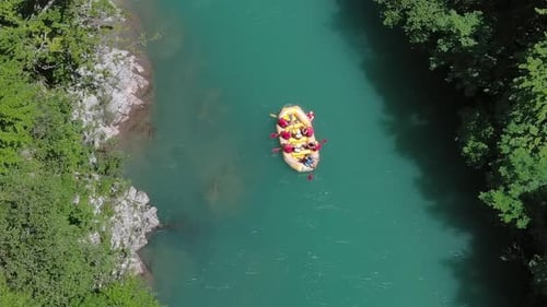 Rafting-Boot auf dem Summer Mountain River