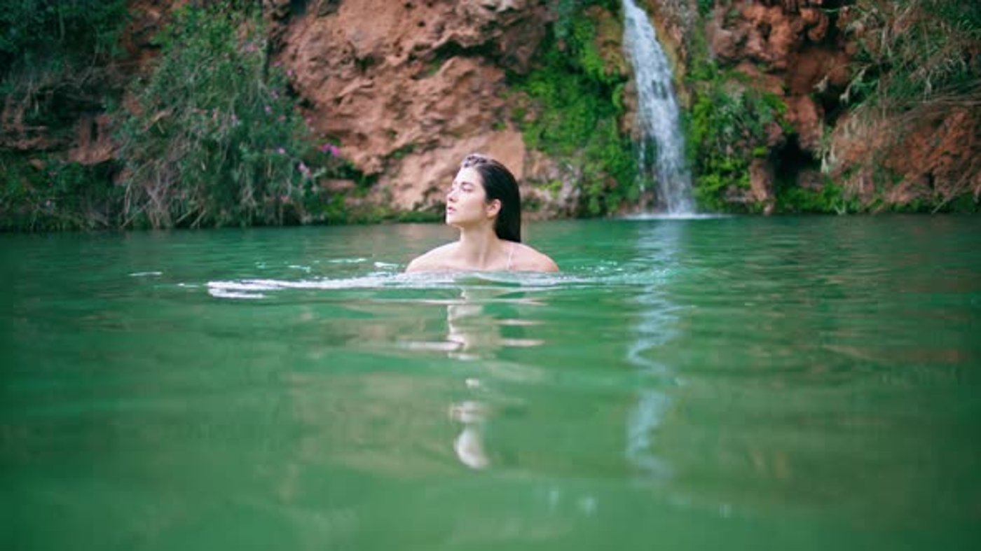 Mujer Sexy Nadando En La Piscina Natural Seductora Mujer Desnuda mujer-sexy-nadando-en-la-piscina-natural-seductora-mujer-desnuda