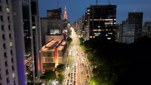 Paisagem urbana noturna da Avenida Paulista, no centro de São Paulo, Brasil.