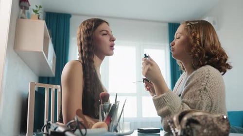 Zwei Freunde probieren Düfte und Kosmetik zu zweit aus und probieren gemeinsam Duft- und Schönheitsprodukte