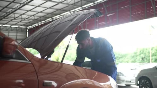 Mechanikerarbeit in der Autowerkstatt.