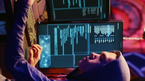 Un hacker vidéo vertical qui télécharge un logiciel Crack on SSD