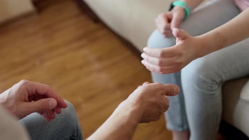 Manueller Therapeut überprüft die Hand der Frau
