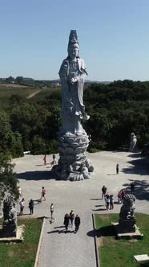 Vidéo verticale du parc Buddha Eden, Bombarral, Portugal