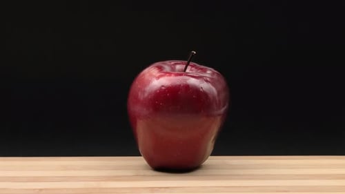 Der wirbelnde rote Apfel wird gehackt. Stop-Motion-Animation.