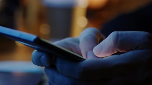 Person, die ein Touchscreen-Smartphone-Gerät hält und eine Nachricht mit beiden Daumen eingibt. Konzept der E-Mail
