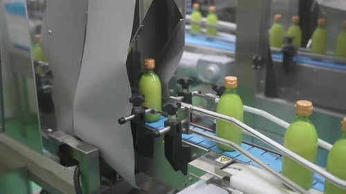 Plan moyen de l'inspection du contrôle de la qualité et de l'étiquetage du jus d'agrumes verts en bouteille sur un