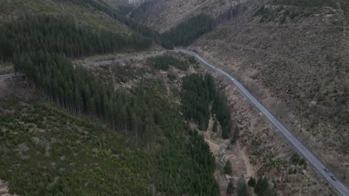 Autos, die auf der Bergstraße fahren, Luftaufnahme der verschneiten Berge, Slowakei