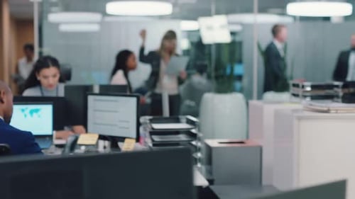 Appel téléphonique au bureau, gens d'affaires en communication, travail sur ordinateur