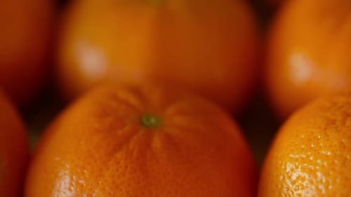 langsame Slider-Ansicht von leckeren süßen Mandarinen, die auf einem Tisch liegen