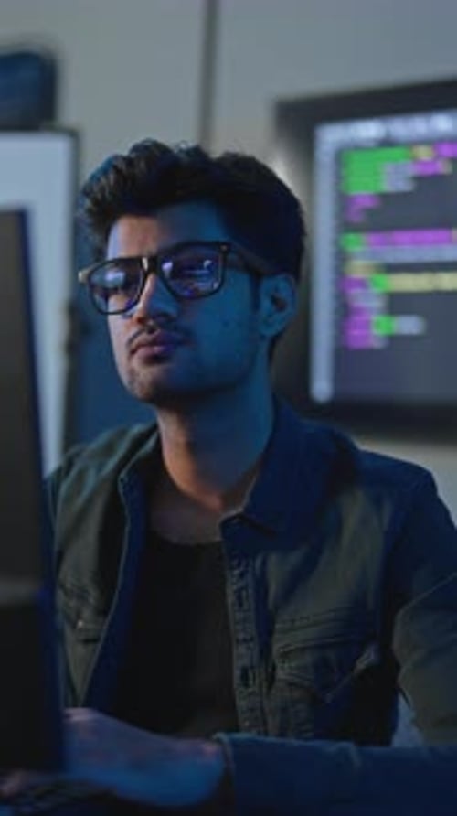 Junger männlicher Programmierer codiert im Büro für moderne Technologie