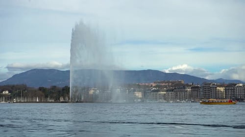 Der Genfer Wasserbrunnen und die Fähre fahren an der Schweiz vorbei