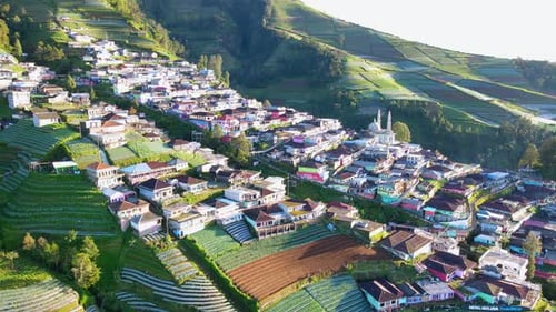 Drohnenaufnahme eines schönen Dorfes am Hang eines Berges im Orbit. Buntes Dorfhaus. Nepal-Lieferwagen