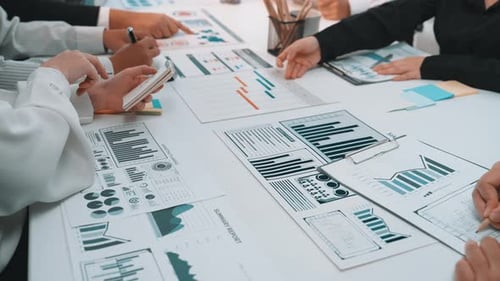 Hände von Geschäftsleuten, die statistische Berichte und Datenvisualisierung analysieren