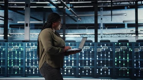 Desenvolvedor de software em data center usando laptop para implantar nova arquitetura de servidor