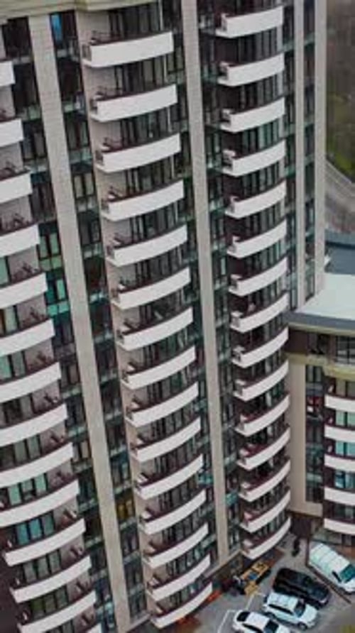 Edificios residenciales modernos en la ciudad. Fragmento de uno de los edificios de apartamentos de gran altura en serie.