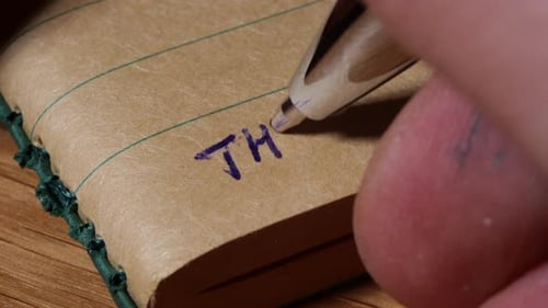 Person, die Das Ende am Ende des Notizbuchs schreibt, Nahaufnahme