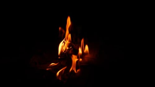 Heftig brennendes Feuer im dunklen Hintergrund