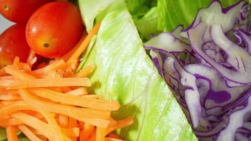 Una ensalada de verduras en primer plano.